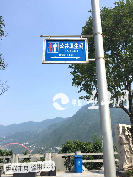 (图为滨江路三岔路口的标示牌)